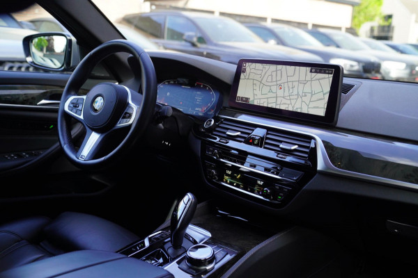 BMW 5 Serie M550i xDrive High Executive | Massage | Driving Assistant Professional | Softclose | Panorama | Head up | BMW LASER