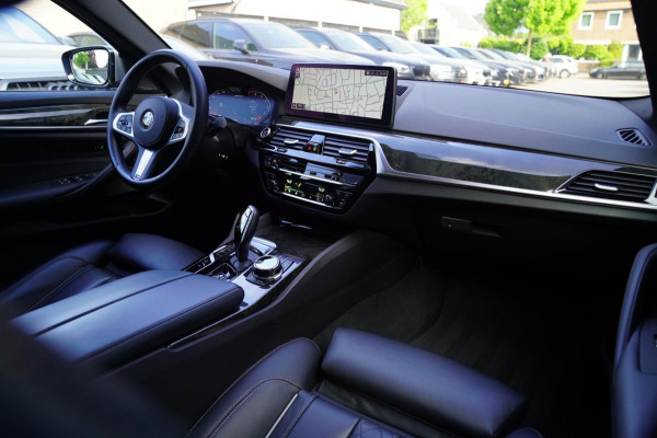 BMW 5 Serie M550i xDrive High Executive | Massage | Driving Assistant Professional | Softclose | Panorama | Head up | BMW LASER