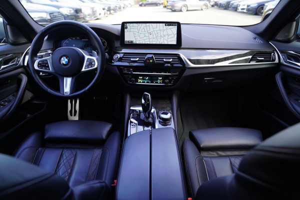 BMW 5 Serie M550i xDrive High Executive | Massage | Driving Assistant Professional | Softclose | Panorama | Head up | BMW LASER