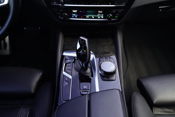 BMW 5 Serie M550i xDrive High Executive | Massage | Driving Assistant Professional | Softclose | Panorama | Head up | BMW LASER