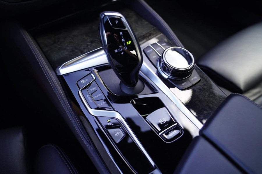 BMW 5 Serie M550i xDrive High Executive | Massage | Driving Assistant Professional | Softclose | Panorama | Head up | BMW LASER