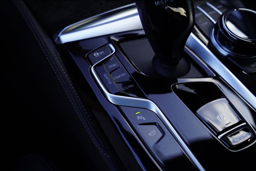 BMW 5 Serie M550i xDrive High Executive | Massage | Driving Assistant Professional | Softclose | Panorama | Head up | BMW LASER