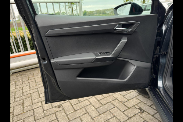 Seat Arona 1.0 TSI Style Business Intense TREKHAAK / PDC / CRUISE / NAVIGATIE / 4-SEIZOENEN / CARPLAY / ECC