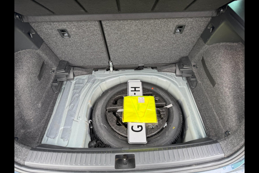 Seat Arona 1.0 TSI Style Business Intense TREKHAAK / PDC / CRUISE / NAVIGATIE / 4-SEIZOENEN / CARPLAY / ECC