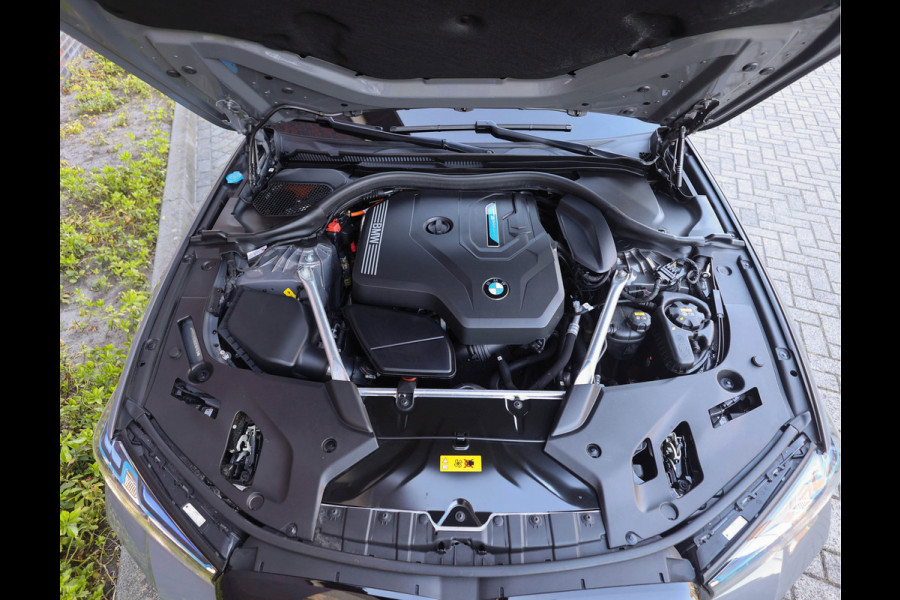 BMW 5 Serie Touring 530e xDrive *Pano*H/K*Laser*Trekhaak*