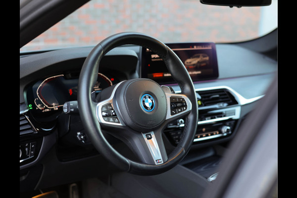 BMW 5 Serie Touring 530e xDrive *Pano*H/K*Laser*Trekhaak*