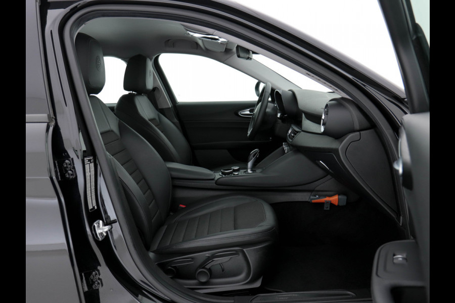 Alfa Romeo Giulia 2.0T Super Black-Line 200 Pk Aut. *NAVI-FULLMAP | 1/2-LEATHER | DAB | ECC | PDC | CRUISE | COMFORT-SEATS | BREMSA-BRAKES | 17"ALU*.