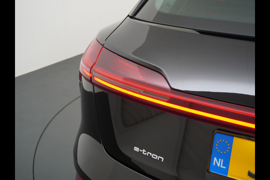 Audi e-tron ✅ 55 Quattro 95kWh 408PK AUT. Leder Luchtvering Audi-Sound-Sytem® Navi Park-assist PDC-a+v 19" LED Cruise Dab Virtual Cockpit Ke Elek.Achterklep Regen/Lichtsensor Bluetooth Wifi Grootste accu Fase 3 laden 1e Eigenaar Origineel Nederlandse Auto 1800KG trekvermogen