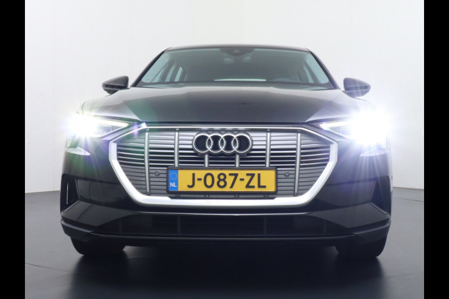 Audi e-tron ✅ 55 Quattro 95kWh 408PK AUT. Leder Luchtvering Audi-Sound-Sytem® Navi Park-assist PDC-a+v 19" LED Cruise Dab Virtual Cockpit Ke Elek.Achterklep Regen/Lichtsensor Bluetooth Wifi Grootste accu Fase 3 laden 1e Eigenaar Origineel Nederlandse Auto 1800KG trekvermogen