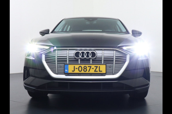 Audi e-tron ✅ 55 Quattro 95kWh 408PK AUT. Leder Luchtvering Audi-Sound-Sytem® Navi Park-assist PDC-a+v 19" LED Cruise Dab Virtual Cockpit Ke Elek.Achterklep Regen/Lichtsensor Bluetooth Wifi Grootste accu Fase 3 laden 1e Eigenaar Origineel Nederlandse Auto 1800KG trekvermogen