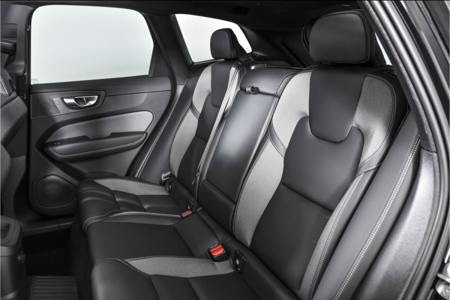 Volvo XC60 2.0 T6 Plug-in hybrid AWD Ultra Black Edition | S/K-Panodak | Elek. Trekhaak | Alarmklasse 3 | Dig. Cockpit | Adapt. Cruise | Memory Stoelen | Elek. Klep | Stoel-+stuurverw. | Camera | NAV+App. Connect | ECC | LM 21" | 0210
