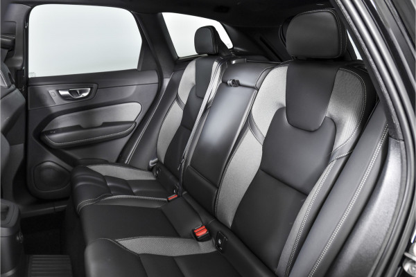 Volvo XC60 2.0 T6 Plug-in hybrid AWD Ultra Black Edition | S/K-Panodak | Elek. Trekhaak | Alarmklasse 3 | Dig. Cockpit | Adapt. Cruise | Memory Stoelen | Elek. Klep | Stoel-+stuurverw. | Camera | NAV+App. Connect | ECC | LM 21" | 0210