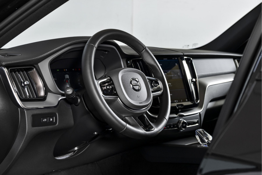 Volvo XC60 2.0 T6 Plug-in hybrid AWD Ultra Black Edition | S/K-Panodak | Elek. Trekhaak | Alarmklasse 3 | Dig. Cockpit | Adapt. Cruise | Memory Stoelen | Elek. Klep | Stoel-+stuurverw. | Camera | NAV+App. Connect | ECC | LM 21" | 0210