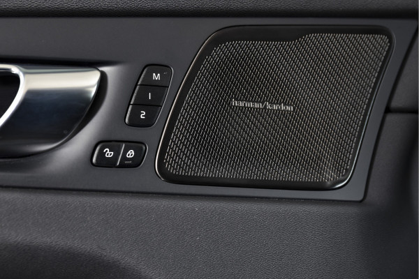 Volvo XC60 2.0 T6 Plug-in hybrid AWD Ultra Black Edition | S/K-Panodak | Elek. Trekhaak | Alarmklasse 3 | Dig. Cockpit | Adapt. Cruise | Memory Stoelen | Elek. Klep | Stoel-+stuurverw. | Camera | NAV+App. Connect | ECC | LM 21" | 0210