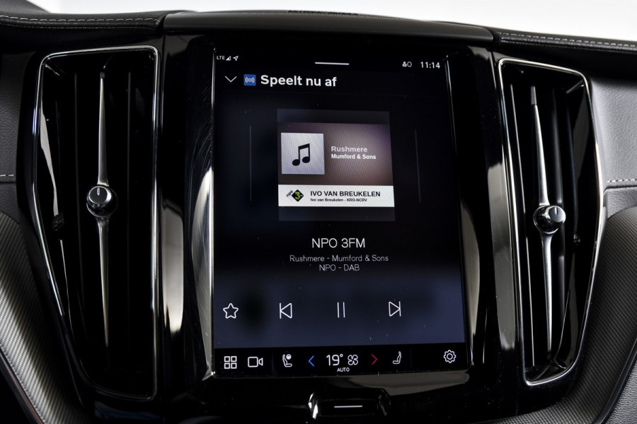 Volvo XC60 2.0 T6 Plug-in hybrid AWD Ultra Black Edition | S/K-Panodak | Elek. Trekhaak | Alarmklasse 3 | Dig. Cockpit | Adapt. Cruise | Memory Stoelen | Elek. Klep | Stoel-+stuurverw. | Camera | NAV+App. Connect | ECC | LM 21" | 0210