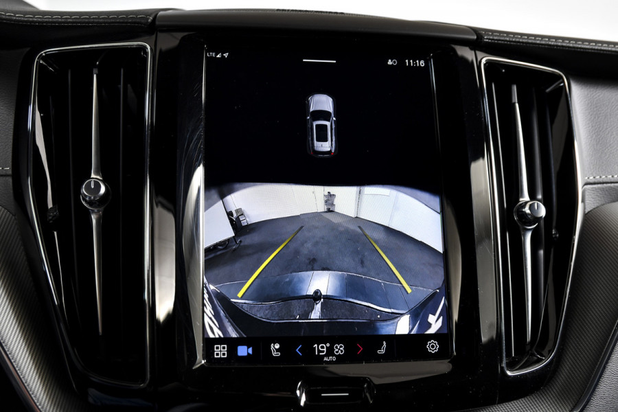 Volvo XC60 2.0 T6 Plug-in hybrid AWD Ultra Black Edition | S/K-Panodak | Elek. Trekhaak | Alarmklasse 3 | Dig. Cockpit | Adapt. Cruise | Memory Stoelen | Elek. Klep | Stoel-+stuurverw. | Camera | NAV+App. Connect | ECC | LM 21" | 0210