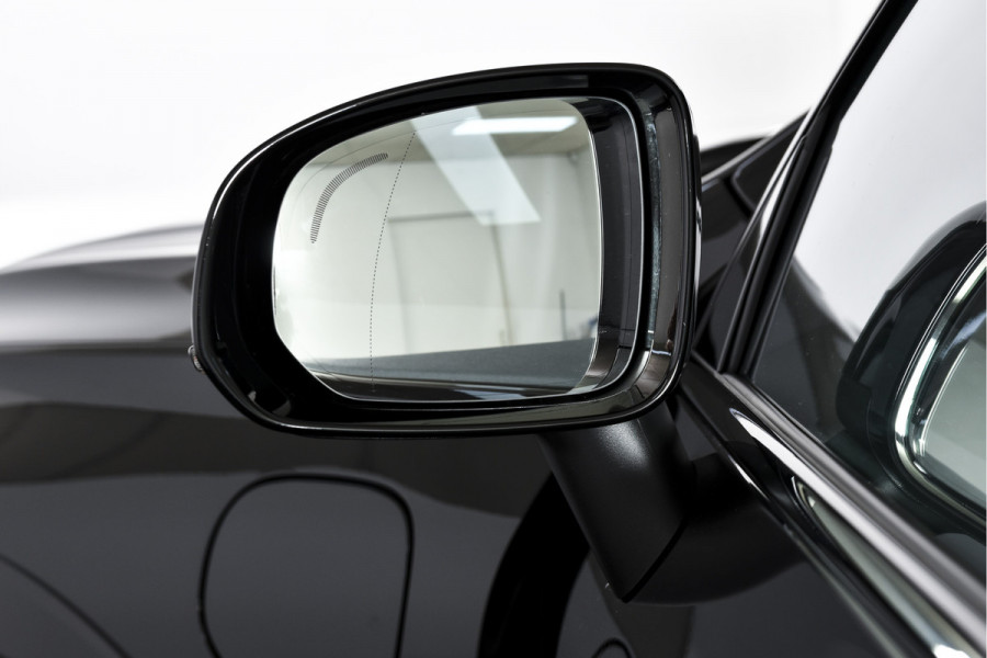 Volvo XC60 2.0 T6 Plug-in hybrid AWD Ultra Black Edition | S/K-Panodak | Elek. Trekhaak | Alarmklasse 3 | Dig. Cockpit | Adapt. Cruise | Memory Stoelen | Elek. Klep | Stoel-+stuurverw. | Camera | NAV+App. Connect | ECC | LM 21" | 0210