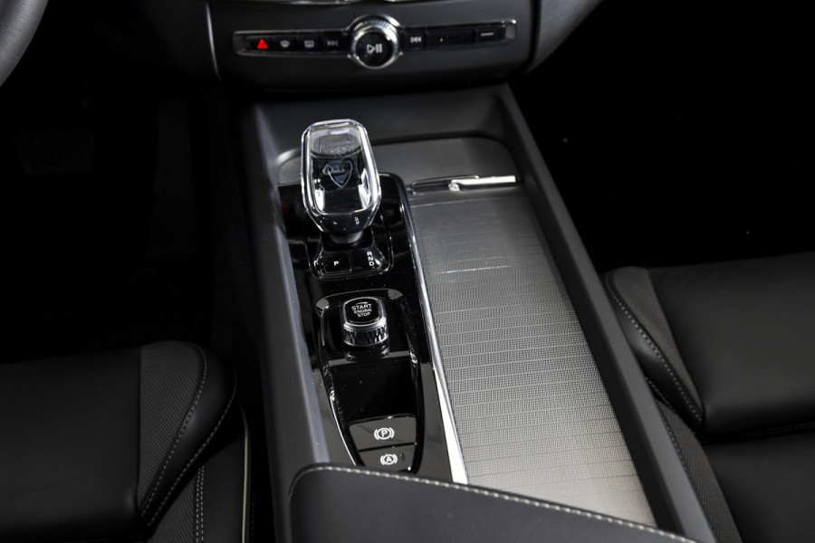 Volvo XC60 2.0 T6 Plug-in hybrid AWD Ultra Black Edition | S/K-Panodak | Elek. Trekhaak | Alarmklasse 3 | Dig. Cockpit | Adapt. Cruise | Memory Stoelen | Elek. Klep | Stoel-+stuurverw. | Camera | NAV+App. Connect | ECC | LM 21" | 0210