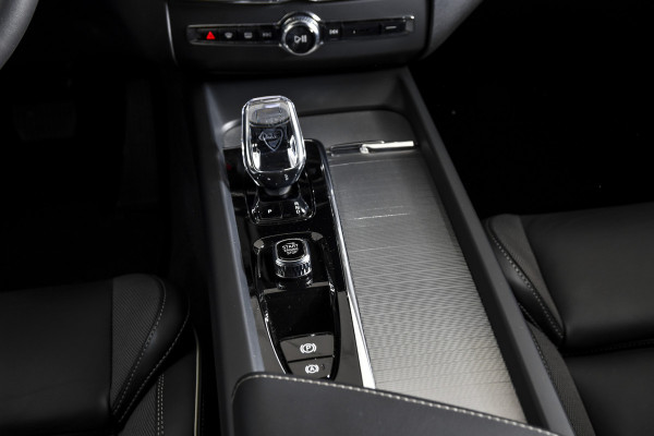 Volvo XC60 2.0 T6 Plug-in hybrid AWD Ultra Black Edition | S/K-Panodak | Elek. Trekhaak | Alarmklasse 3 | Dig. Cockpit | Adapt. Cruise | Memory Stoelen | Elek. Klep | Stoel-+stuurverw. | Camera | NAV+App. Connect | ECC | LM 21" | 0210