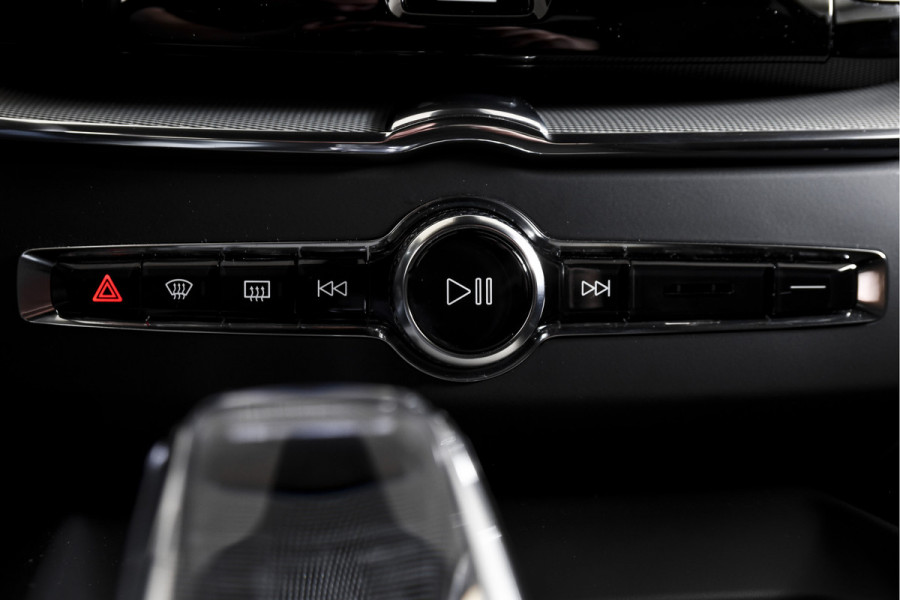 Volvo XC60 2.0 T6 Plug-in hybrid AWD Ultra Black Edition | S/K-Panodak | Elek. Trekhaak | Alarmklasse 3 | Dig. Cockpit | Adapt. Cruise | Memory Stoelen | Elek. Klep | Stoel-+stuurverw. | Camera | NAV+App. Connect | ECC | LM 21" | 0210