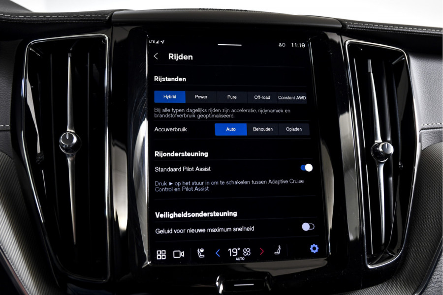 Volvo XC60 2.0 T6 Plug-in hybrid AWD Ultra Black Edition | S/K-Panodak | Elek. Trekhaak | Alarmklasse 3 | Dig. Cockpit | Adapt. Cruise | Memory Stoelen | Elek. Klep | Stoel-+stuurverw. | Camera | NAV+App. Connect | ECC | LM 21" | 0210