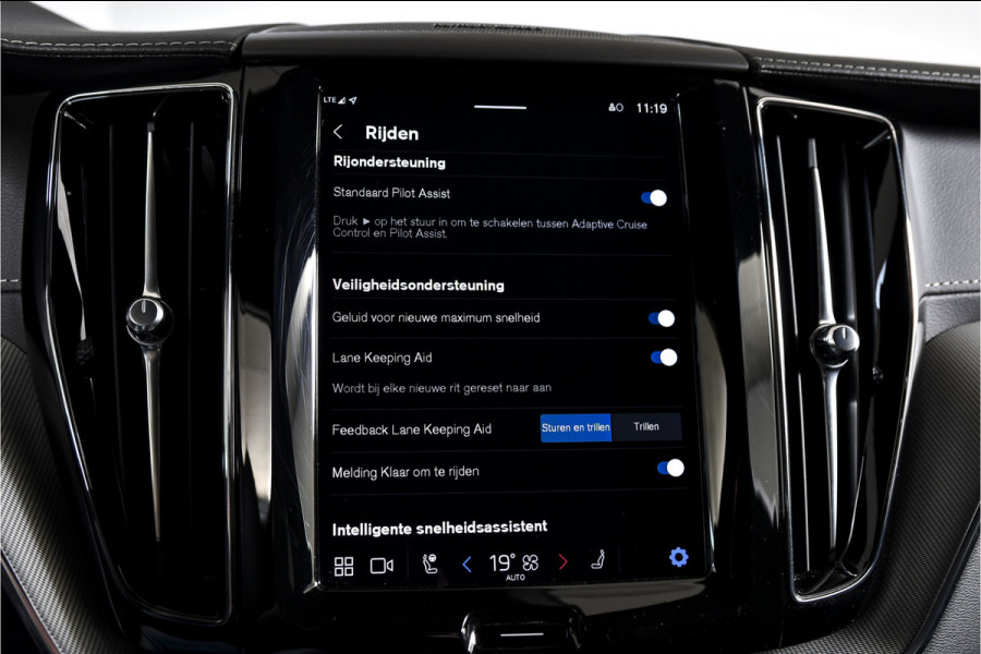 Volvo XC60 2.0 T6 Plug-in hybrid AWD Ultra Black Edition | S/K-Panodak | Elek. Trekhaak | Alarmklasse 3 | Dig. Cockpit | Adapt. Cruise | Memory Stoelen | Elek. Klep | Stoel-+stuurverw. | Camera | NAV+App. Connect | ECC | LM 21" | 0210