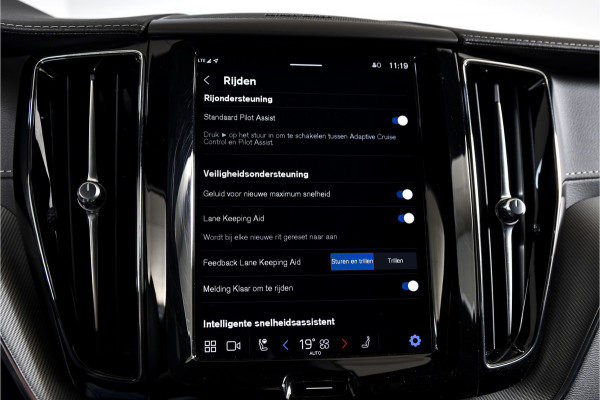 Volvo XC60 2.0 T6 Plug-in hybrid AWD Ultra Black Edition | S/K-Panodak | Elek. Trekhaak | Alarmklasse 3 | Dig. Cockpit | Adapt. Cruise | Memory Stoelen | Elek. Klep | Stoel-+stuurverw. | Camera | NAV+App. Connect | ECC | LM 21" | 0210