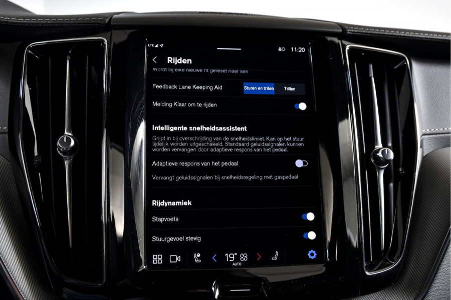 Volvo XC60 2.0 T6 Plug-in hybrid AWD Ultra Black Edition | S/K-Panodak | Elek. Trekhaak | Alarmklasse 3 | Dig. Cockpit | Adapt. Cruise | Memory Stoelen | Elek. Klep | Stoel-+stuurverw. | Camera | NAV+App. Connect | ECC | LM 21" | 0210
