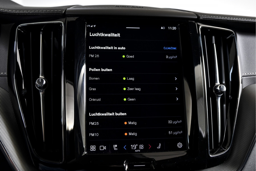 Volvo XC60 2.0 T6 Plug-in hybrid AWD Ultra Black Edition | S/K-Panodak | Elek. Trekhaak | Alarmklasse 3 | Dig. Cockpit | Adapt. Cruise | Memory Stoelen | Elek. Klep | Stoel-+stuurverw. | Camera | NAV+App. Connect | ECC | LM 21" | 0210