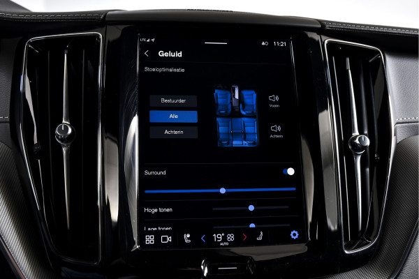 Volvo XC60 2.0 T6 Plug-in hybrid AWD Ultra Black Edition | S/K-Panodak | Elek. Trekhaak | Alarmklasse 3 | Dig. Cockpit | Adapt. Cruise | Memory Stoelen | Elek. Klep | Stoel-+stuurverw. | Camera | NAV+App. Connect | ECC | LM 21" | 0210