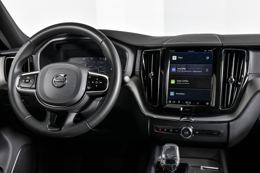 Volvo XC60 2.0 T6 Plug-in hybrid AWD Ultra Black Edition | S/K-Panodak | Elek. Trekhaak | Alarmklasse 3 | Dig. Cockpit | Adapt. Cruise | Memory Stoelen | Elek. Klep | Stoel-+stuurverw. | Camera | NAV+App. Connect | ECC | LM 21" | 0210
