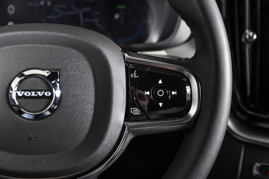 Volvo XC60 2.0 T6 Plug-in hybrid AWD Ultra Black Edition | S/K-Panodak | Elek. Trekhaak | Alarmklasse 3 | Dig. Cockpit | Adapt. Cruise | Memory Stoelen | Elek. Klep | Stoel-+stuurverw. | Camera | NAV+App. Connect | ECC | LM 21" | 0210