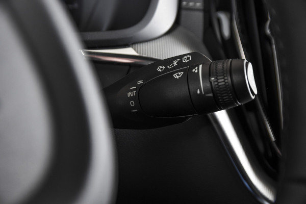 Volvo XC60 2.0 T6 Plug-in hybrid AWD Ultra Black Edition | S/K-Panodak | Elek. Trekhaak | Alarmklasse 3 | Dig. Cockpit | Adapt. Cruise | Memory Stoelen | Elek. Klep | Stoel-+stuurverw. | Camera | NAV+App. Connect | ECC | LM 21" | 0210