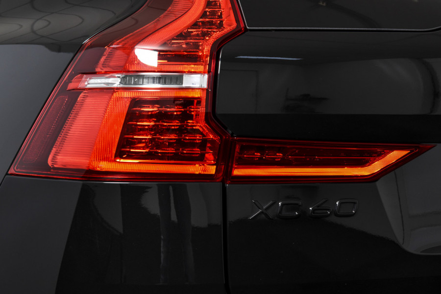 Volvo XC60 2.0 T6 Plug-in hybrid AWD Ultra Black Edition | S/K-Panodak | Elek. Trekhaak | Alarmklasse 3 | Dig. Cockpit | Adapt. Cruise | Memory Stoelen | Elek. Klep | Stoel-+stuurverw. | Camera | NAV+App. Connect | ECC | LM 21" | 0210