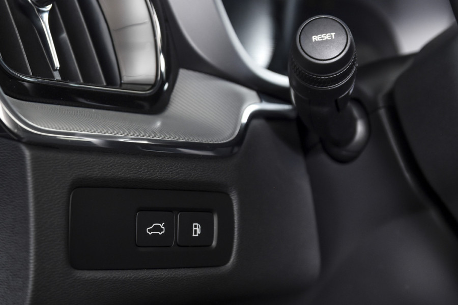 Volvo XC60 2.0 T6 Plug-in hybrid AWD Ultra Black Edition | S/K-Panodak | Elek. Trekhaak | Alarmklasse 3 | Dig. Cockpit | Adapt. Cruise | Memory Stoelen | Elek. Klep | Stoel-+stuurverw. | Camera | NAV+App. Connect | ECC | LM 21" | 0210
