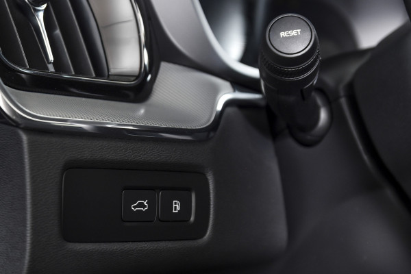 Volvo XC60 2.0 T6 Plug-in hybrid AWD Ultra Black Edition | S/K-Panodak | Elek. Trekhaak | Alarmklasse 3 | Dig. Cockpit | Adapt. Cruise | Memory Stoelen | Elek. Klep | Stoel-+stuurverw. | Camera | NAV+App. Connect | ECC | LM 21" | 0210