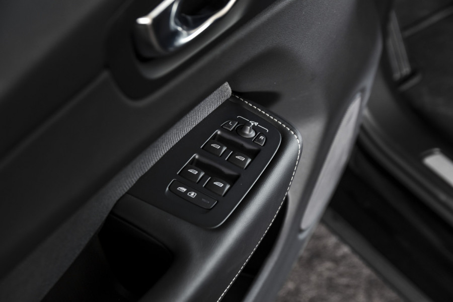 Volvo XC60 2.0 T6 Plug-in hybrid AWD Ultra Black Edition | S/K-Panodak | Elek. Trekhaak | Alarmklasse 3 | Dig. Cockpit | Adapt. Cruise | Memory Stoelen | Elek. Klep | Stoel-+stuurverw. | Camera | NAV+App. Connect | ECC | LM 21" | 0210
