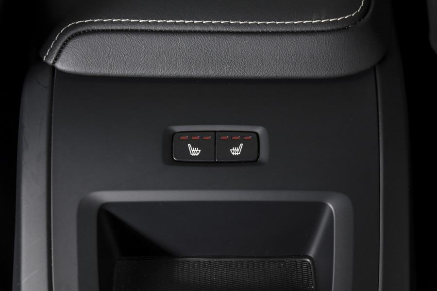 Volvo XC60 2.0 T6 Plug-in hybrid AWD Ultra Black Edition | S/K-Panodak | Elek. Trekhaak | Alarmklasse 3 | Dig. Cockpit | Adapt. Cruise | Memory Stoelen | Elek. Klep | Stoel-+stuurverw. | Camera | NAV+App. Connect | ECC | LM 21" | 0210