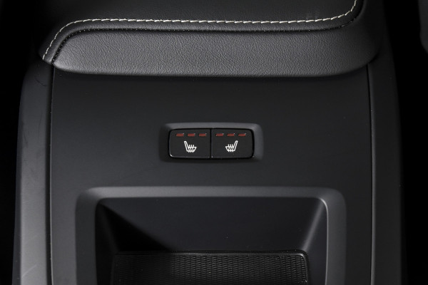 Volvo XC60 2.0 T6 Plug-in hybrid AWD Ultra Black Edition | S/K-Panodak | Elek. Trekhaak | Alarmklasse 3 | Dig. Cockpit | Adapt. Cruise | Memory Stoelen | Elek. Klep | Stoel-+stuurverw. | Camera | NAV+App. Connect | ECC | LM 21" | 0210