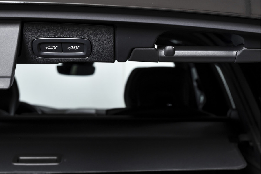 Volvo XC60 2.0 T6 Plug-in hybrid AWD Ultra Black Edition | S/K-Panodak | Elek. Trekhaak | Alarmklasse 3 | Dig. Cockpit | Adapt. Cruise | Memory Stoelen | Elek. Klep | Stoel-+stuurverw. | Camera | NAV+App. Connect | ECC | LM 21" | 0210