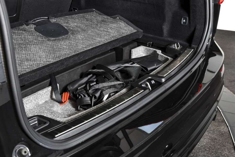 Volvo XC60 2.0 T6 Plug-in hybrid AWD Ultra Black Edition | S/K-Panodak | Elek. Trekhaak | Alarmklasse 3 | Dig. Cockpit | Adapt. Cruise | Memory Stoelen | Elek. Klep | Stoel-+stuurverw. | Camera | NAV+App. Connect | ECC | LM 21" | 0210
