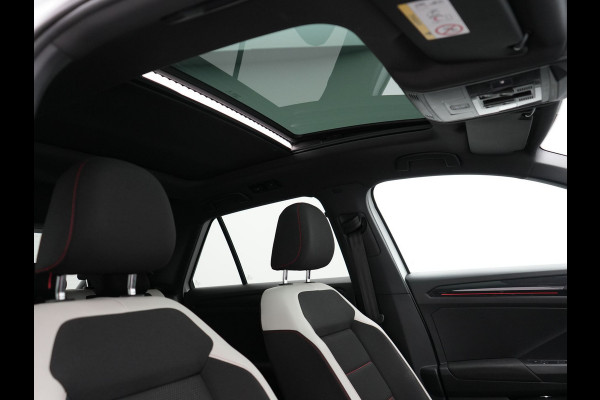 Volkswagen T-Roc 2.0 TSI 4Motion Sport 190pk DSG | Panodak | Adaptive Cruise | Camera | LED Koplampen | Navi | Stuur\Stoelverwaming | Spraakbediening |