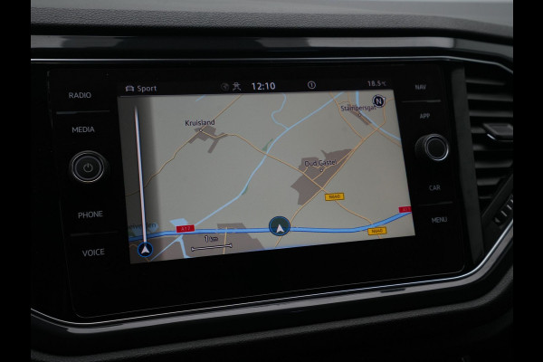 Volkswagen T-Roc 1.5 TSI 150pk Sport Business R Line Navigatie Trekhaak Camera Elek. kofferklep 204