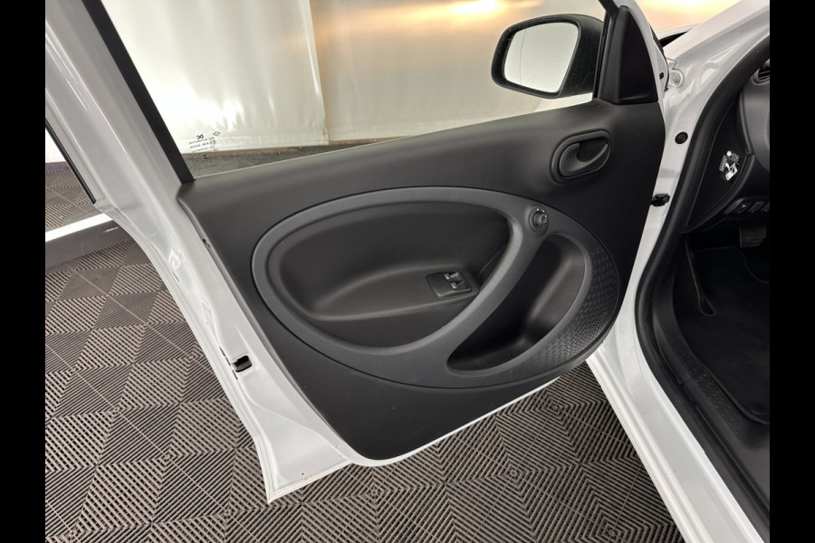 Smart Forfour EQ Essential 18 kWh [ 3-Fase ] (INCL-BTW) Aut. *FULL-LEATHER | AIRCO | CRUISE | DAB+ | COMFORT-SEATS | 15''ALU*