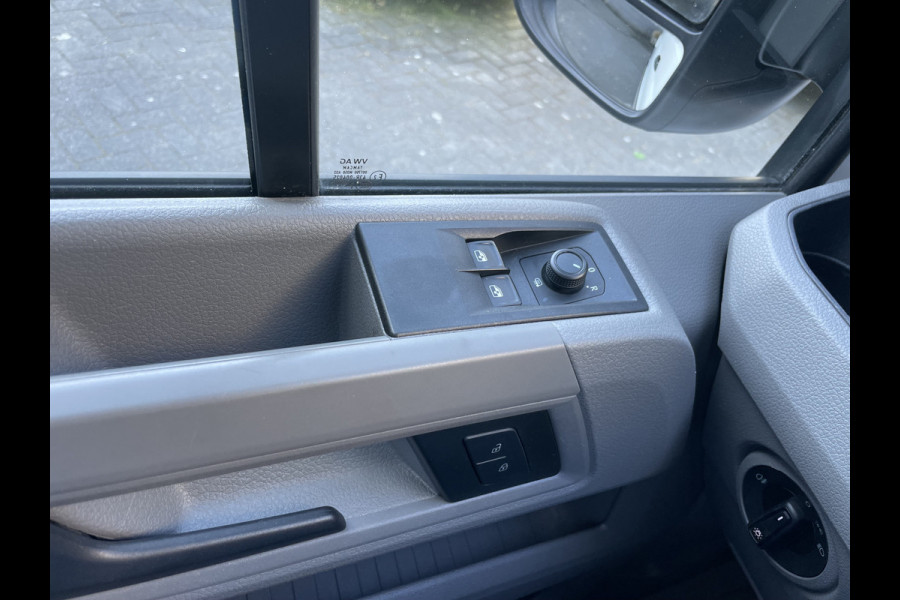 Volkswagen Crafter 35 2.0 TDI L4H3 Highline Airco - parkeersensoren achter - cruise control - zijschuifdeur rechts - tussenschot volledig - Ideaal voor camper