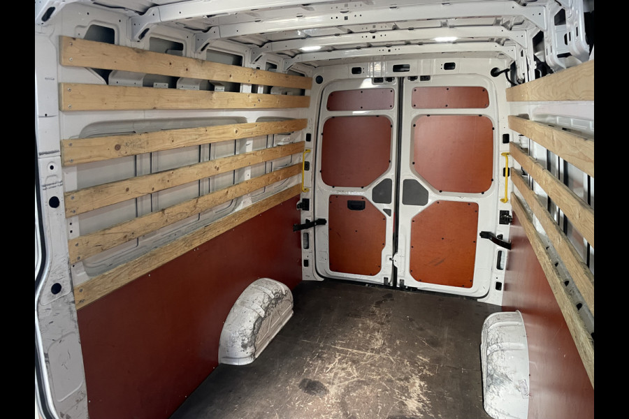 Volkswagen Crafter 35 2.0 TDI L4H3 Highline Airco - parkeersensoren achter - cruise control - zijschuifdeur rechts - tussenschot volledig - Ideaal voor camper