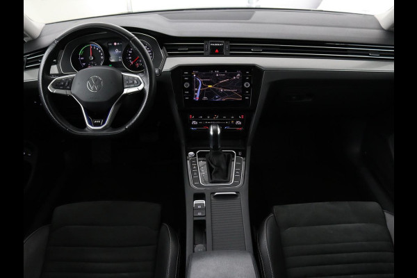 Volkswagen Passat 1.4 TSI GTE | Stoel & stuurverwarming | Camera | Carplay | Trekhaak | Adaptive cruise | Standkachel | Navigatie | Full LED