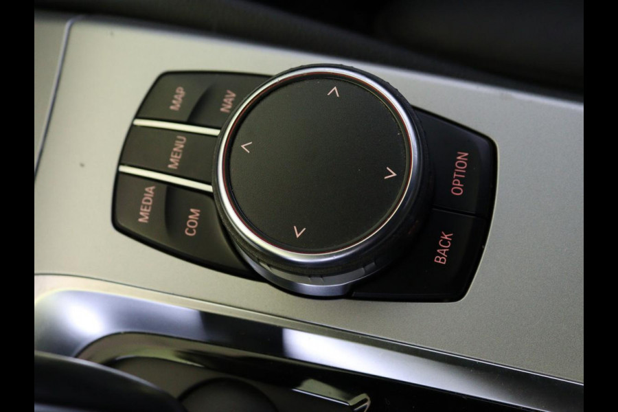 BMW 5 Serie 520i High Executive M-Sport | Trekhaak | Leder | Cruise Control | Navigatie | Stoelverwarming | LED | LMV 20