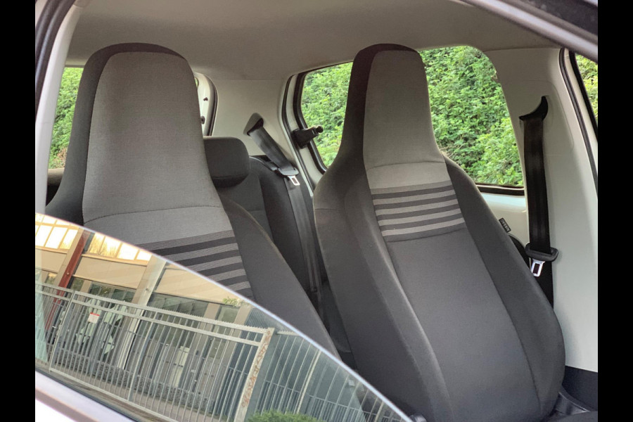 Volkswagen up! 1.0 BMT move up! 5 DEURS AIRCO LUXE 2018 ! ! ! NIEUWE APK !