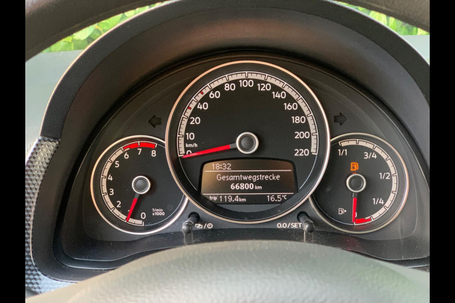Volkswagen up! 1.0 BMT move up! 5 DEURS AIRCO LUXE 2018 ! ! ! NIEUWE APK !